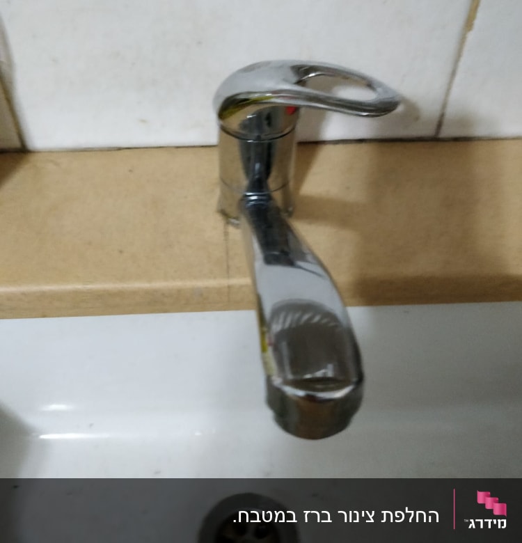 ברז כרום מותקן על כיור במטבח